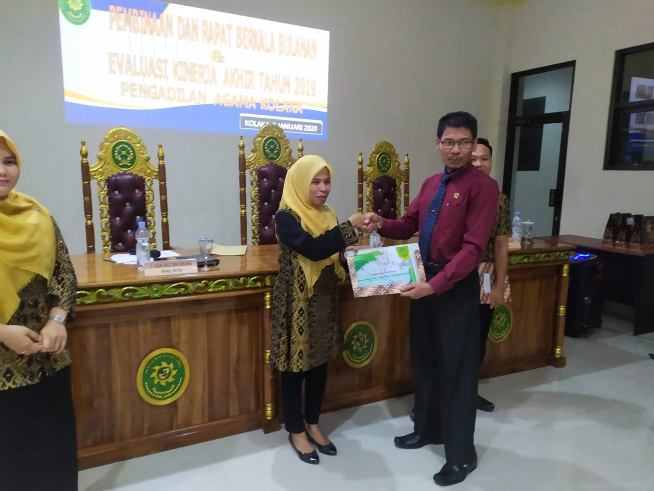 Menjadi Teladan, Tiga Pegawai Kontrak PA Kolaka Diberi Piagam Penghargaan dan Bingkisan